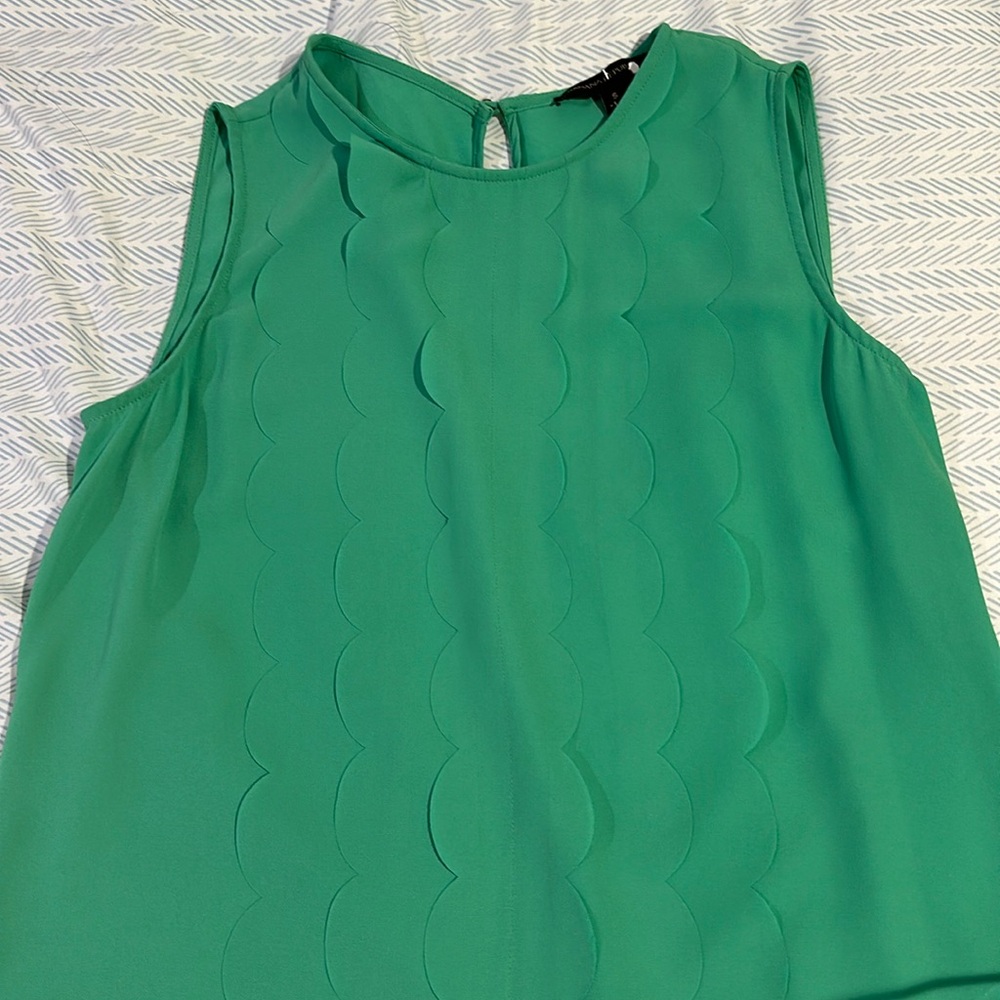 Banana Republic Green Scalloped Ruffle Sleeveless Top Small lightweight elegant
